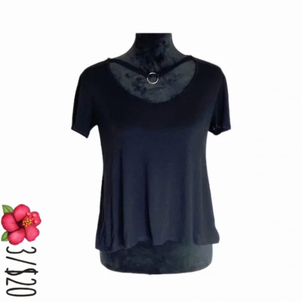 Caution To The Wind Black Keyhole Silver Ring Flowey Top! Keyhole Top 🌺 3/$20!
